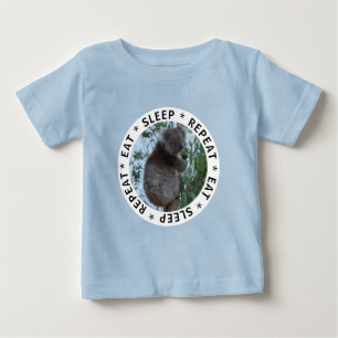 かわいいコアラ食べオーストラリアスリープリピート赤ちゃんブルー ベビーTシャツ