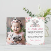 かわいいコアラ ピンクの花の誕生日パーティーの写真 サンキューカード (スタンド正面)