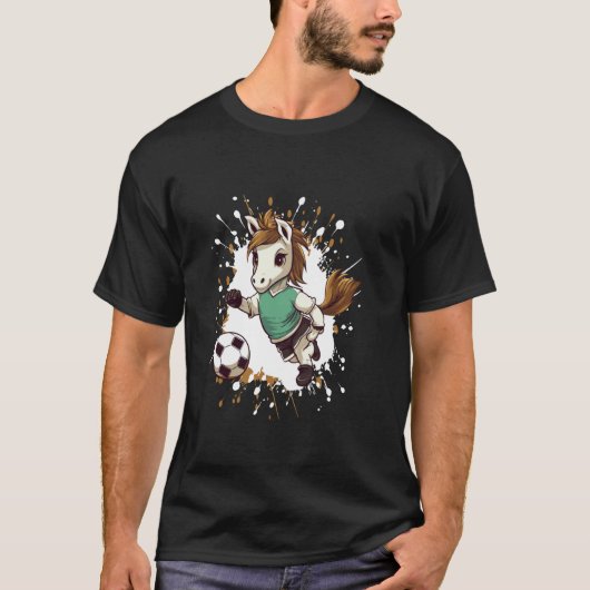 かわいいコミック サッカーをする馬 Tシャツ (正面)