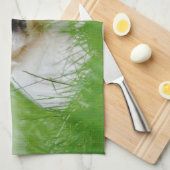 かわいいゴールデン・リトリーバーの小犬の芝生 キッチンタオル (四つ折り)