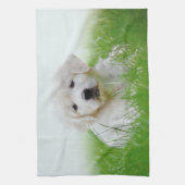 かわいいゴールデン・リトリーバーの小犬の芝生 キッチンタオル (縦)