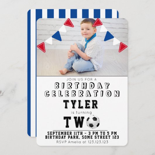 かわいいサッカーの子どもたちが2歳の誕生日を写真に 招待状 (正面/裏面)