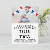 かわいいサッカーの子どもたちが2歳の誕生日を写真に 招待状 (スタンド正面)