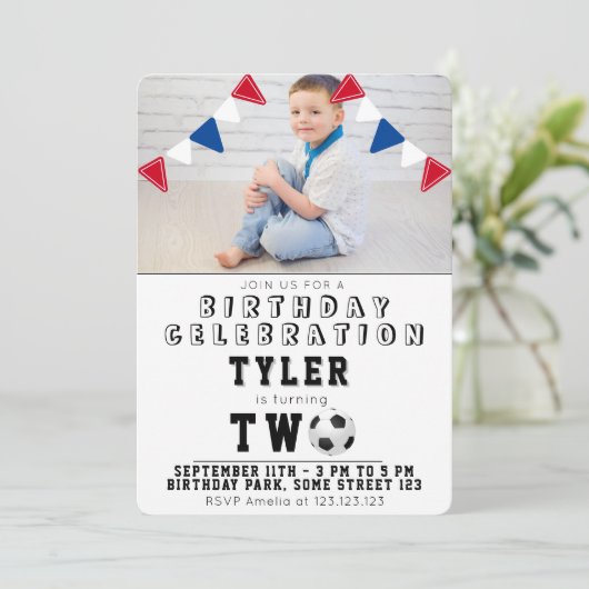 かわいいサッカーの子どもたちが2歳の誕生日を写真に 招待状 (スタンド正面)