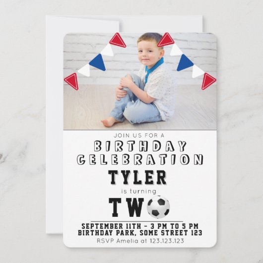 かわいいサッカーの子どもたちが2歳の誕生日を写真に 招待状 (正面)