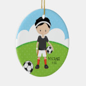 かわいいサッカーの選手のパーソナライズな日付がついたクリスマス セラミックオーナメント (右)