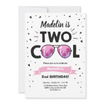 かわいいサマーメガネの女の子の2歳の誕生日パーティー招待状