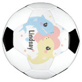 かわいいサメのパステルカラー モノグラム 名前 サッカーボール (回転)