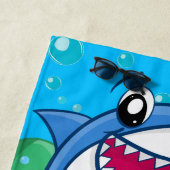 かわいいサメの漫画の水中ブルー海子供 ビーチタオル (インサイチュ)