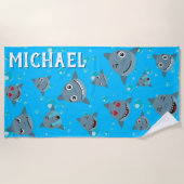 かわいいサメの漫画の水中海パターン ビーチタオル (正面)