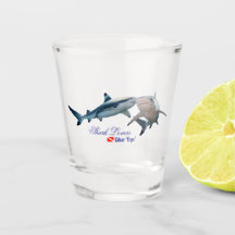 かわいいサメ好きのグラスを撮る