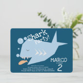 かわいいサメ幾何学魚任意の年齢誕生日ブルー 招待状 (スタンド正面)