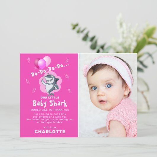 かわいいサメ風船フォト誕生日ピンクありがとう 招待状 (スタンド正面)