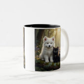 かわいいサモエドの子犬と黒猫のマグカップ ツートーンマグカップ (正面右)