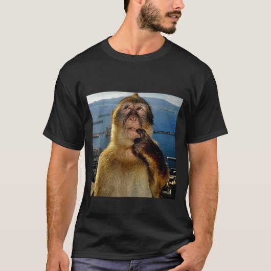 かわいいサルが考え中 Goated Meme Tシャツ (正面)