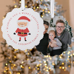 かわいいサンタクロース写真の休日 オーナメントカード<br><div class="desc">フェスティバルの休日の応援を楽しいクリスマスの記念品と一緒に送信するあなたの友人と家族は何年も愛し来ている。この紙オーナメントカードは可愛い漫画サンタクロースを備え、休日の挨拶よくはしゃぐに楽しいtouchをもたらす。前カスタマイズに自分のメッセージとデザインの赤いレタリングの家族の名前縁ど。サンタクロースのオーナメントカードの裏側にはお気に入りの、家族の写真が映し出され、おもしろいと心温まるシーズンの祝ための方法が見られる。</div>