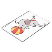 かわいいサーカスの象がボールを弾む - 誕生日パーティーのイラスト ノートブック (左側)