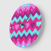 かわいいシェブロンのハートのピンクのティール（緑がかった色）の10代のな女の子のギフト ラージ壁時計 (傾斜)