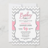 かわいいシェブロンピンクグレーの足ベビーシャワーガール 招待状 (正面)