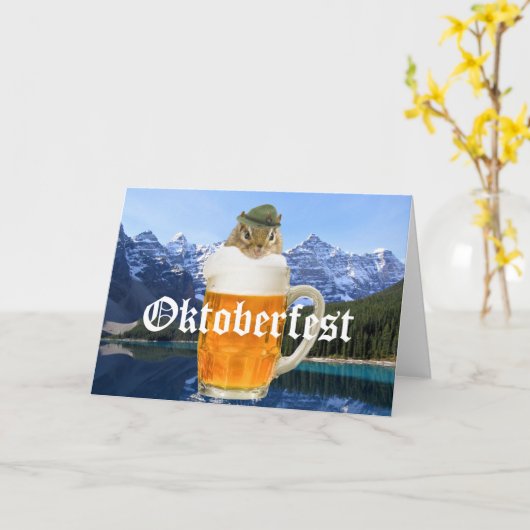 かわいいシマリスのオクトーバーフェスト山 カード (黄色い花)