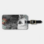 かわいいシャムの子猫がラブラドールの頭に横たわる ラゲッジタグ (正面横)