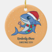 かわいいシャークサンタクリスマススノーウィークウィンターホリデー セラミックオーナメント (裏面)