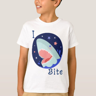 かわいいシャーク・キッズブルーの手紙をかむ Tシャツ