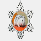 かわいいシリアのハムスターの白い黒によって斑点を付けられるおもしろいなペット スノーフレークピューターオーナメント (右)