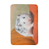 かわいいシリアハムスターの白い斑点のあおもしろいるペット バスマット (正面縦)