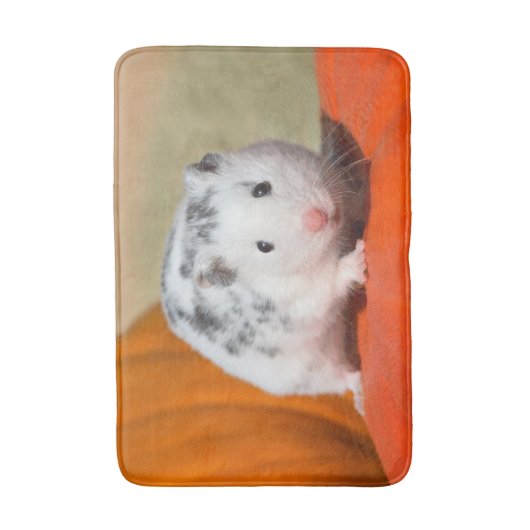 かわいいシリアハムスターの白い斑点のあおもしろいるペット バスマット (正面縦)