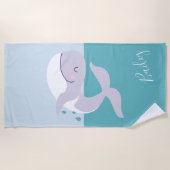 かわいいシンプルなグラフィックの飛び跳ねるクジラのカスタム名前 ビーチタオル (正面)