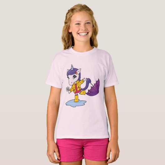 かわいいシンプルピンクフローラユニコーンinレインコート tシャツ (正面フル)