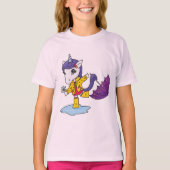 かわいいシンプルピンクフローラユニコーンinレインコート tシャツ (正面)