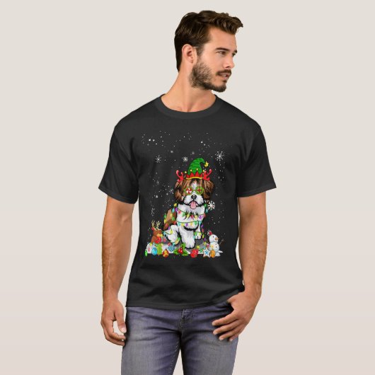 かわいいシーズー（犬）チズドッグ小妖精や小人ハットクリスマスライトクリスマス Tシャツ (正面フル)
