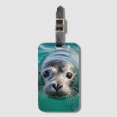 かわいいシールが頭を水から突き出す ラゲッジタグ (正面縦)
