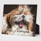 かわいいシー・ツーがあくびしながら笑うテキストをカスタマイズ フォトプラーク (側面)