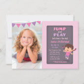 かわいいジャンプガールトランポリンの誕生日パーティー 招待状 (正面)