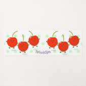 かわいいジャンプ赤さくらんぼ漫画イラストレーション ヨガマット (裏面(横))