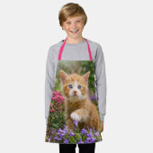 かわいいジンジャーキャットキットインザガーデンフォトポートレート エプロン (着用した状態)