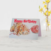 かわいいジンジャータビー遊ネコのウール誕生日カード カード (黄色い花)