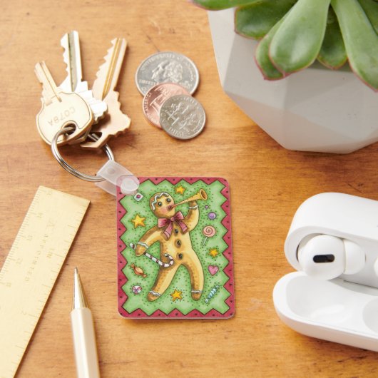 かわいいジンジャーブレッドマンがホルンを吹く、クリスマスのお菓子 キーホルダー (デスク)