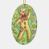 かわいいジンジャーブレッドマンがホルンを吹く、クリスマスのお菓子 セラミックオーナメント (左)