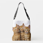 かわいいジンジャー猫の子猫たち3人がヘッドフォト –  クロスボディバッグ (裏面)