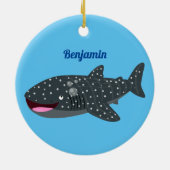 かわいいジンベエザメのハッピーアニメイラストレーション セラミックオーナメント (裏面)