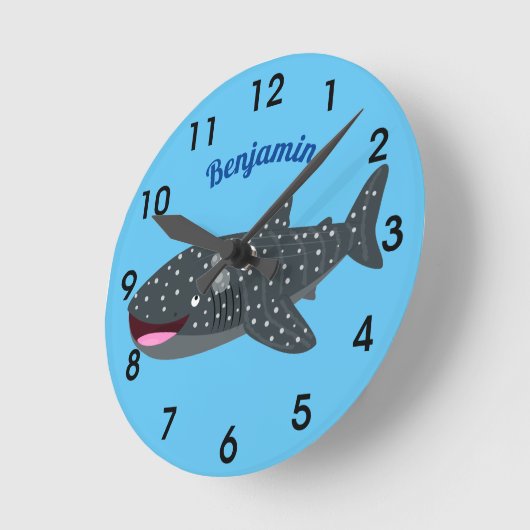 かわいいジンベエザメのハッピーアニメイラストレーション ラウンド壁時計 (傾斜)