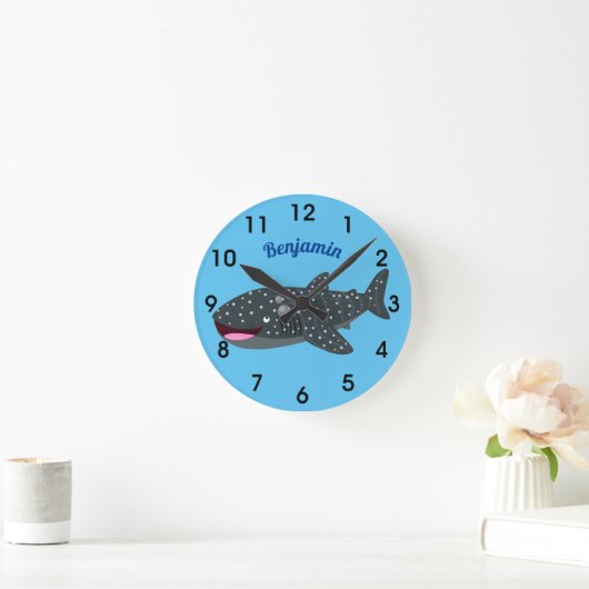 かわいいジンベエザメのハッピーアニメイラストレーション ラウンド壁時計 (ホーム)