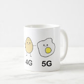 かわいいスエッグが5Gタワー放射を受ける コーヒーマグカップ (正面右)