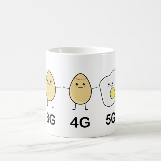 かわいいスエッグが5Gタワー放射を受ける コーヒーマグカップ (中央)