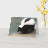 かわいいスカンクのグリーティングカード カード (黄色い花)