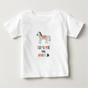 かわいいスカンディアの馬が世界を探検 ベビーTシャツ